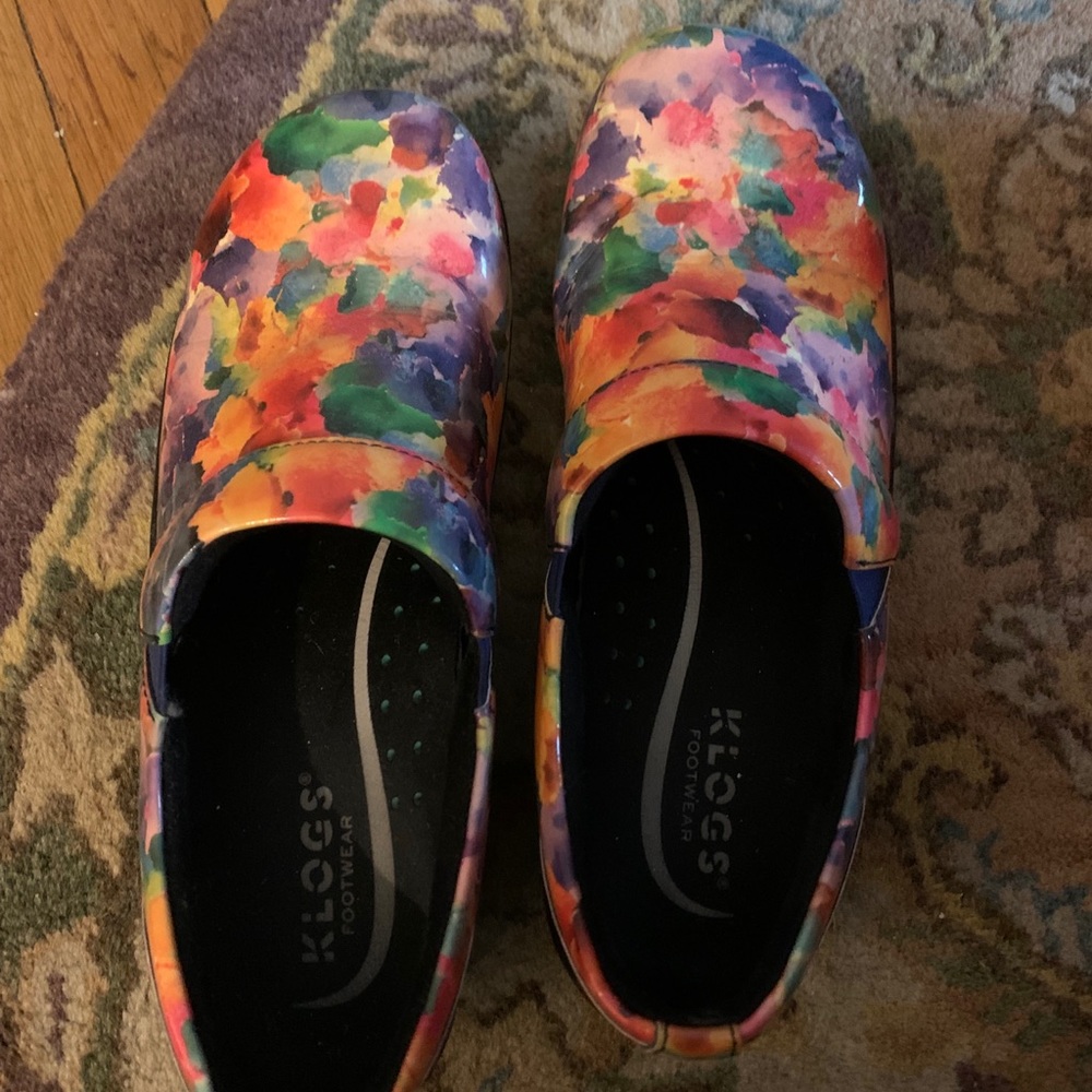 Size 9 klogs